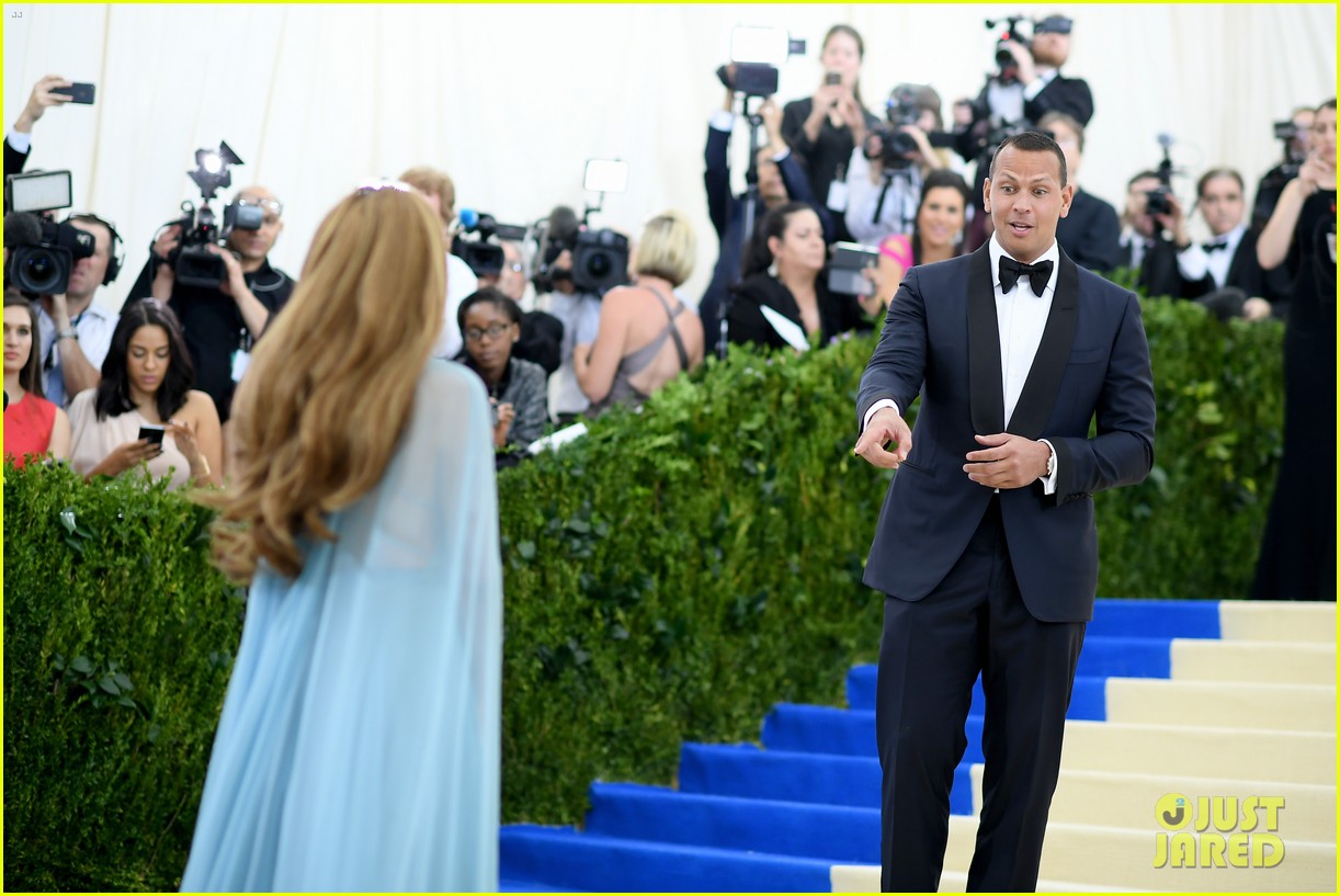 Jennifer Lopez & Alex Rodriguez Make Red Carpet Debut at Met Gala 2017