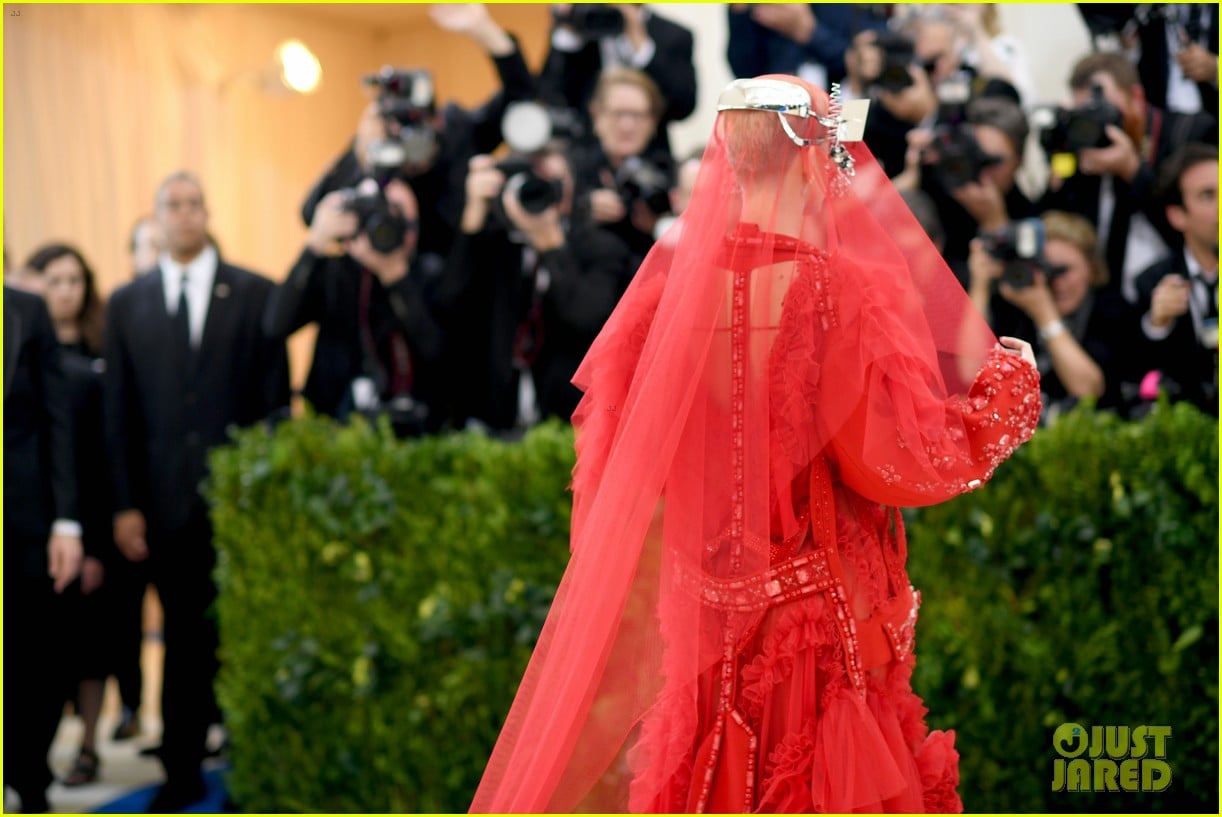 Katy Perry's Met Gala 2017 Dress is a Red Veiled Maison Margiela Look(01)