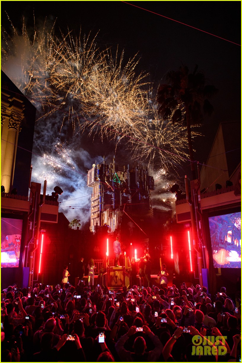 Zoe Saldana & 'Guardians' Cast Test Out New Disneyland Ride! Photo