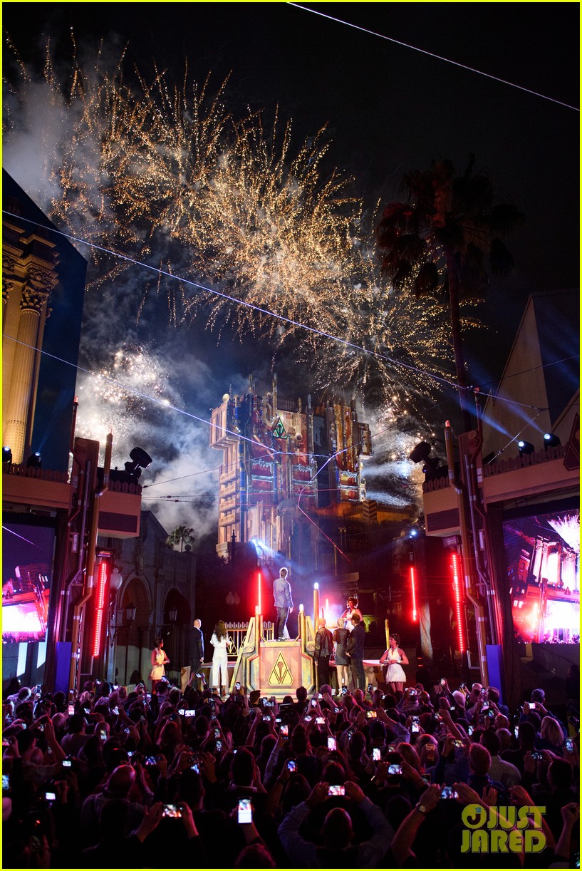 Zoe Saldana & 'Guardians' Cast Test Out New Disneyland Ride! Photo