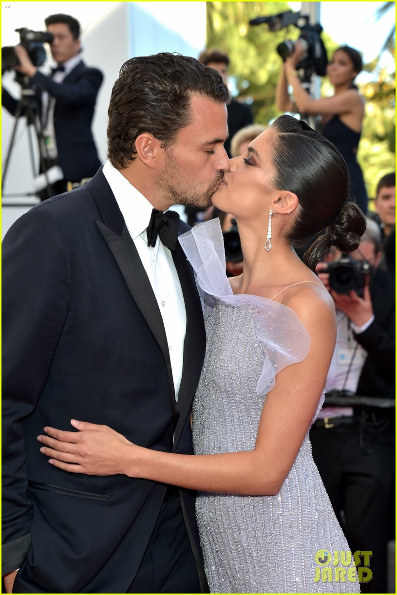 Sara Sampaio shares a kiss with her boyfriend Oliver Ripley at the premiere...