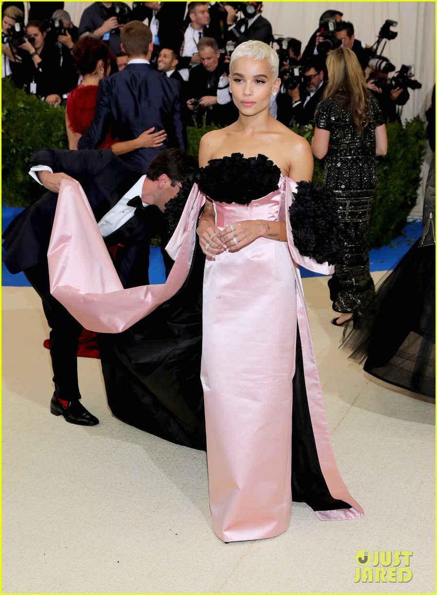 Photo: zoe kravitz is a caped queen at met gala 2017 05 | Photo 3893268