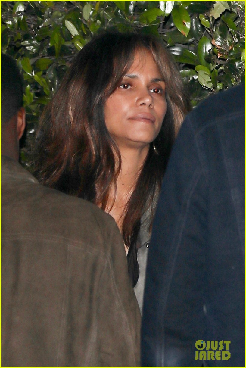 Halle Berry Bares Midriff with Sheer Top After Pregnancy Rumors Photo(01)