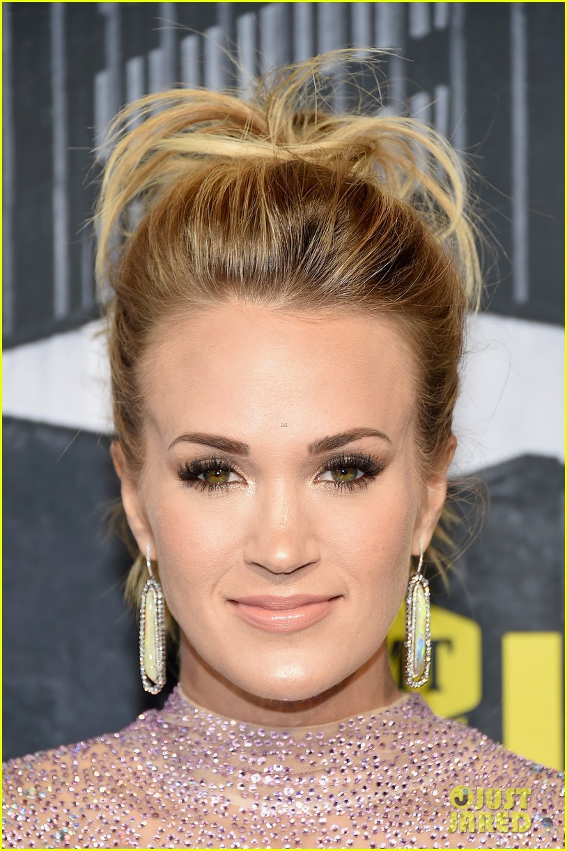 Carrie Underwood is Gorgeous in Glitter at CMT Awards 2017: Photo