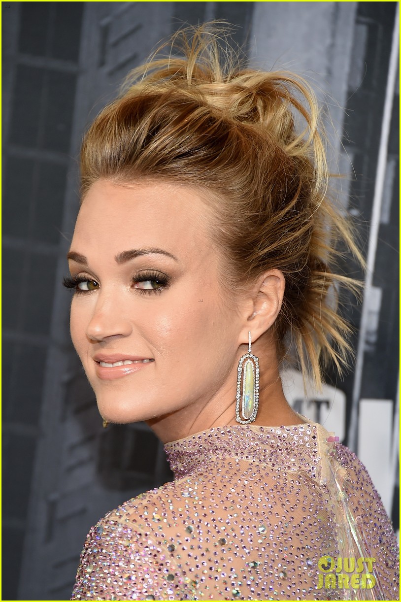 Carrie Underwood is Gorgeous in Glitter at CMT Awards 2017: Photo