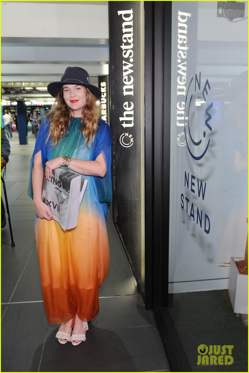 Drew Barrymore Does Her Makeup On The NYC Subway Too Photo 3909079