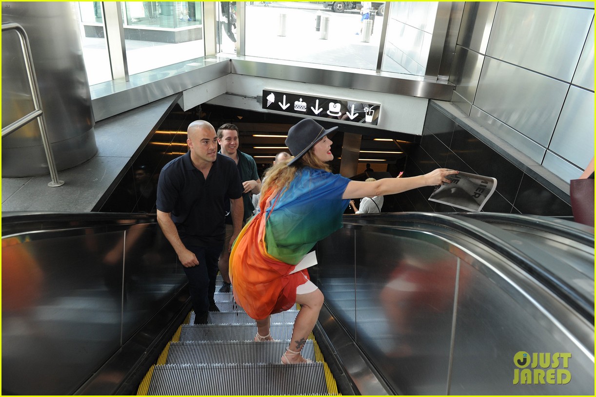 Drew Barrymore Does Her Makeup On The NYC Subway Too Photo 3909082