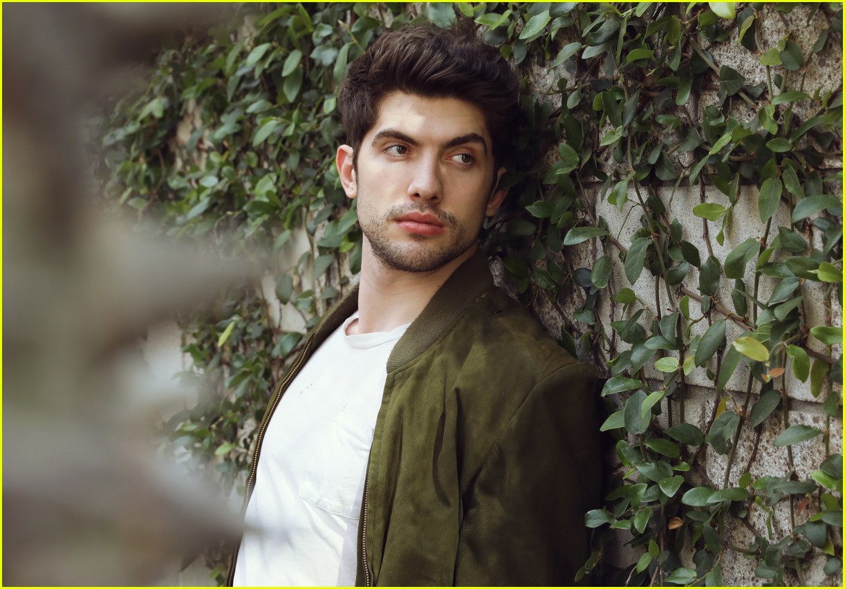 Carter Jenkins Shares Famous In Love Season 2 Hopes Ahead Of Tonight S Finale Exclusive Photo Carter Jenkins Exclusive Famous In Love Pictures Just Jared