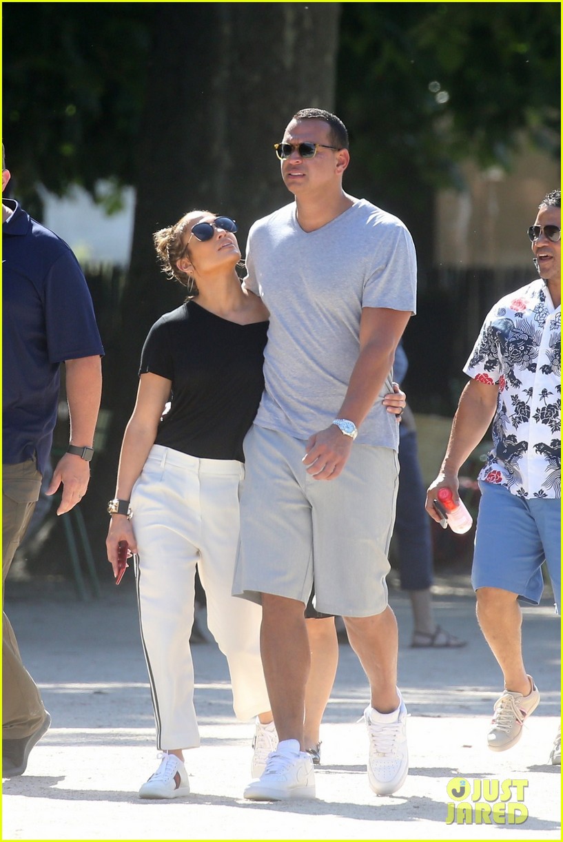 Jennifer Lopez & Alex Rodriguez Continue Romantic Paris Trip Photo