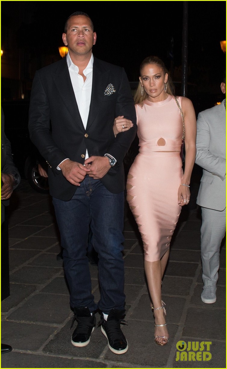 Jennifer Lopez & Alex Rodriguez Continue Romantic Paris Trip Photo