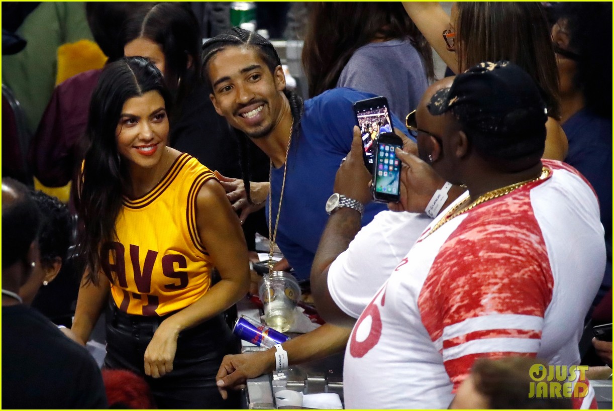 Kourtney & Khloe Kardashian Watch the Cavs Win Game 4! Photo 3912095