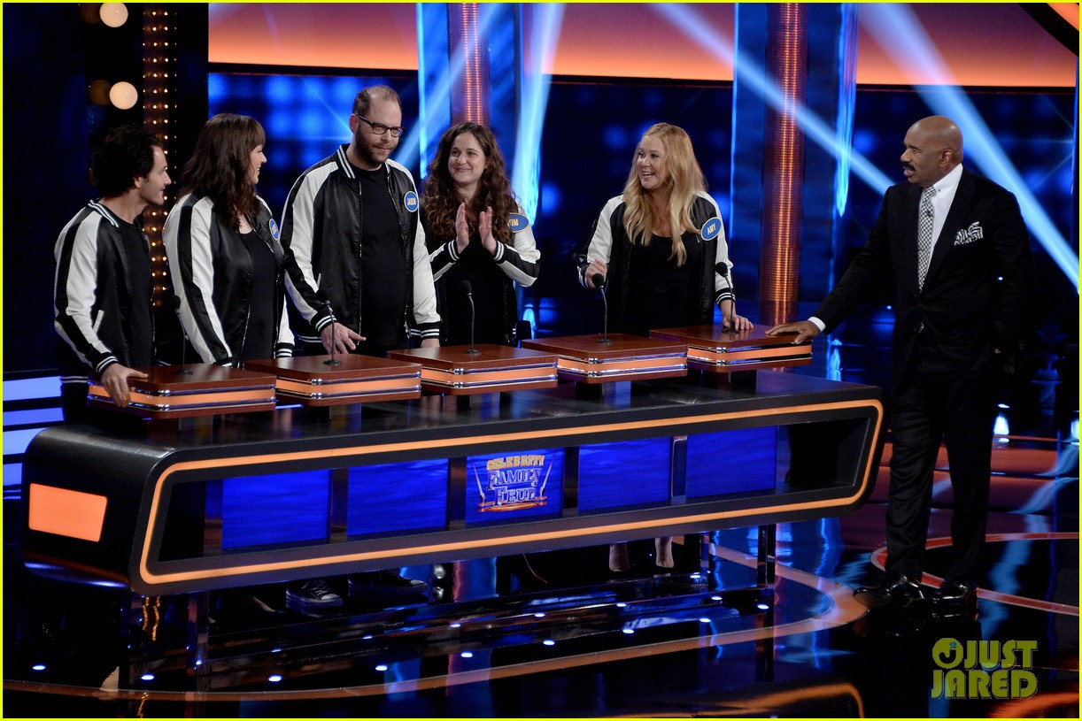 Kelly Clarkson & Amy Schumer Face Off on 'Celebrity Family Feud' Photo