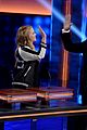 kelly clarkson amy schumers face off on celebrity family feud 03