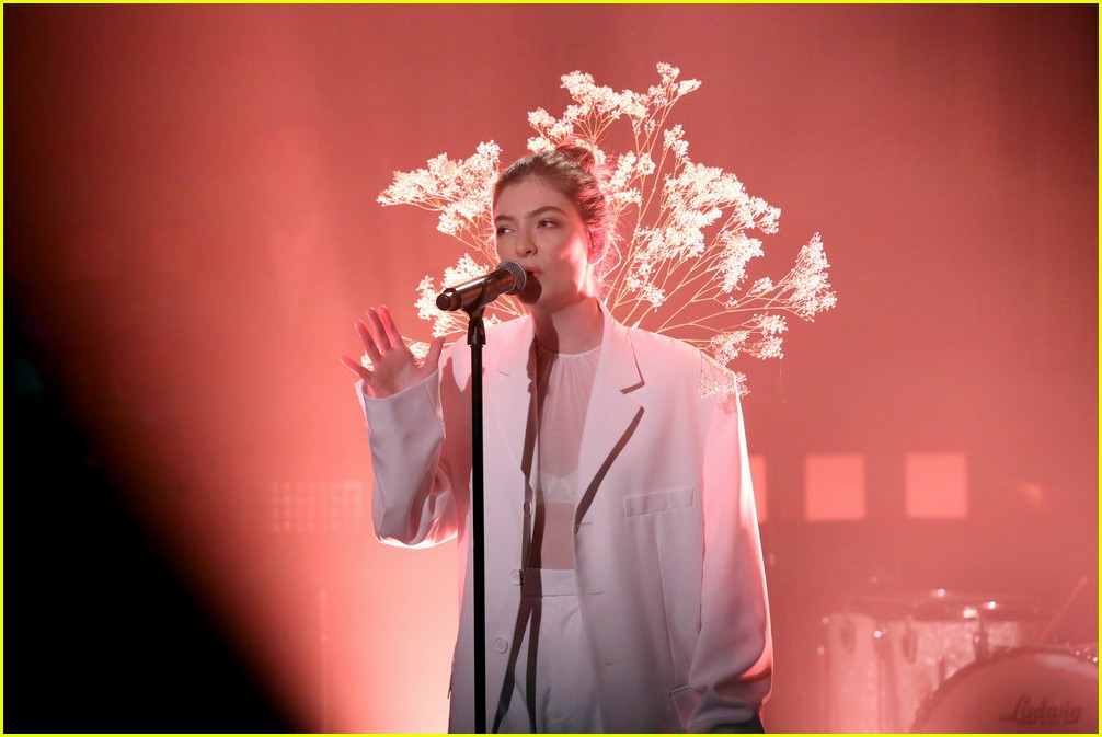 Lorde Sings 'Perfect Places,' Talks About Onion Rings on 'Fallon ...