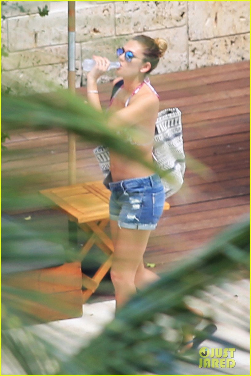 Ryan Seacrest Goes Shirtless with Bikini-Clad Girlfriend Shayna Taylor in M...