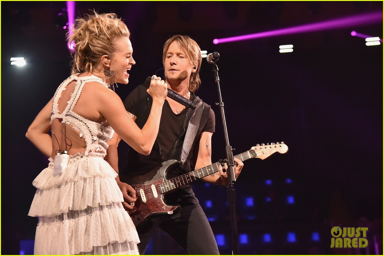 Carrie Underwood & Keith Urban Perform 'The Fighter' (with a New Twist
