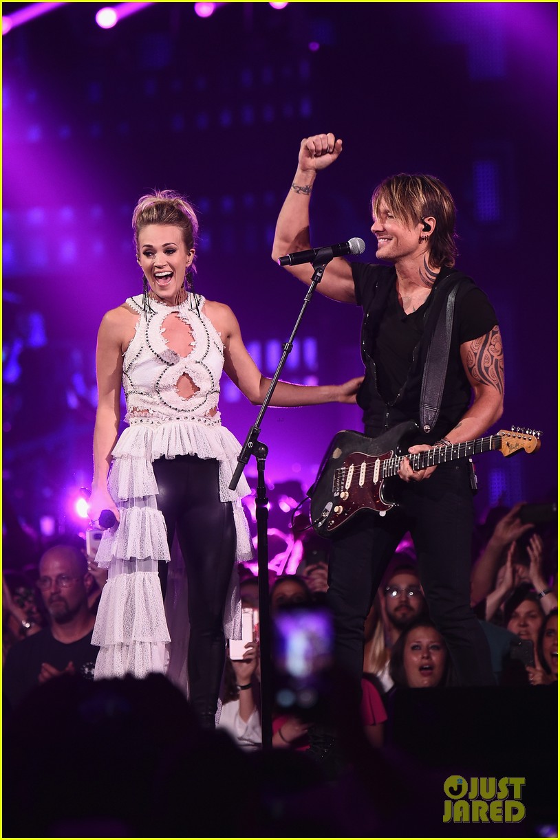 Carrie Underwood & Keith Urban Perform 'The Fighter' (with a New Twist