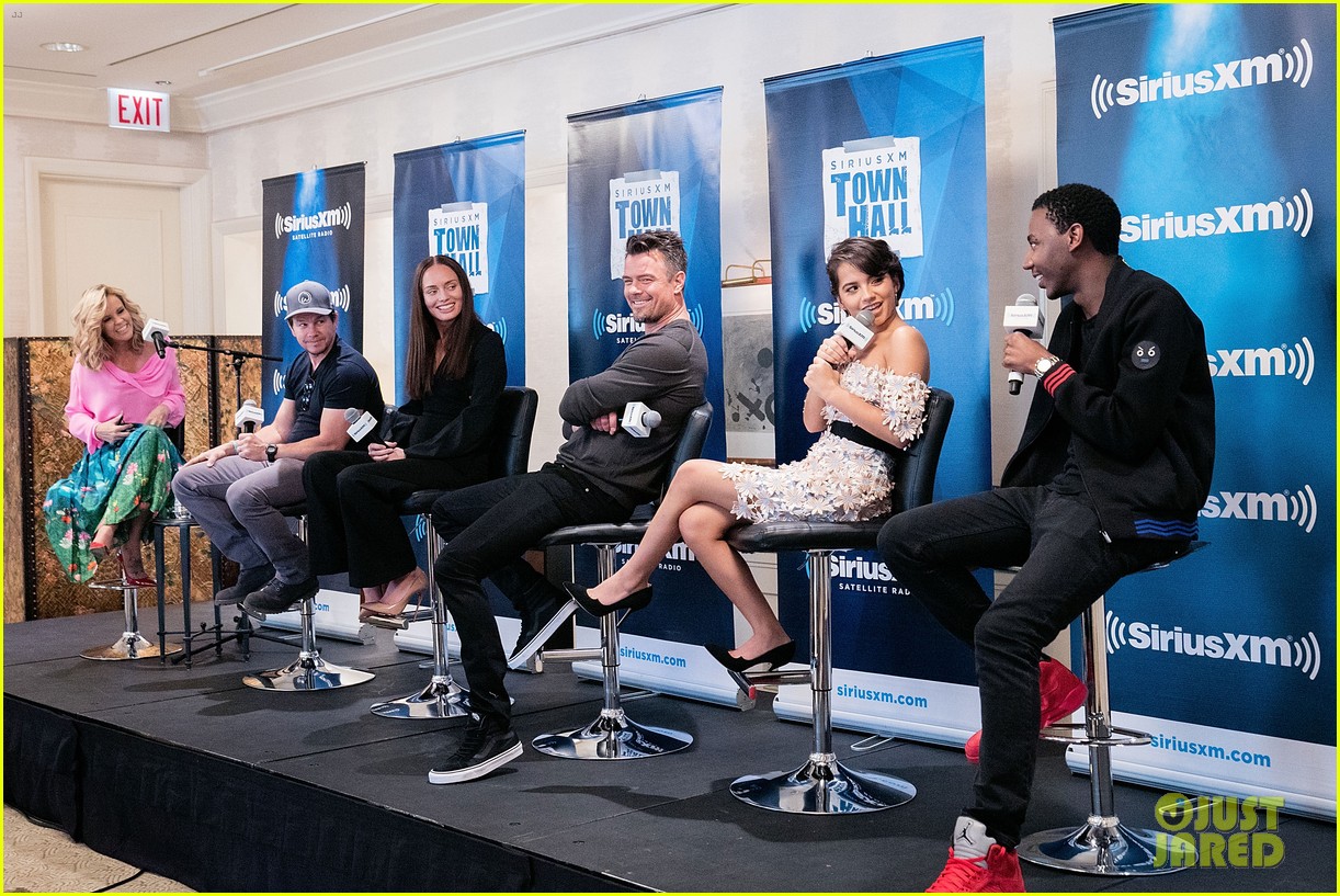 Photo anthony hopkins joins mark wahlberg transformers cast at chicago