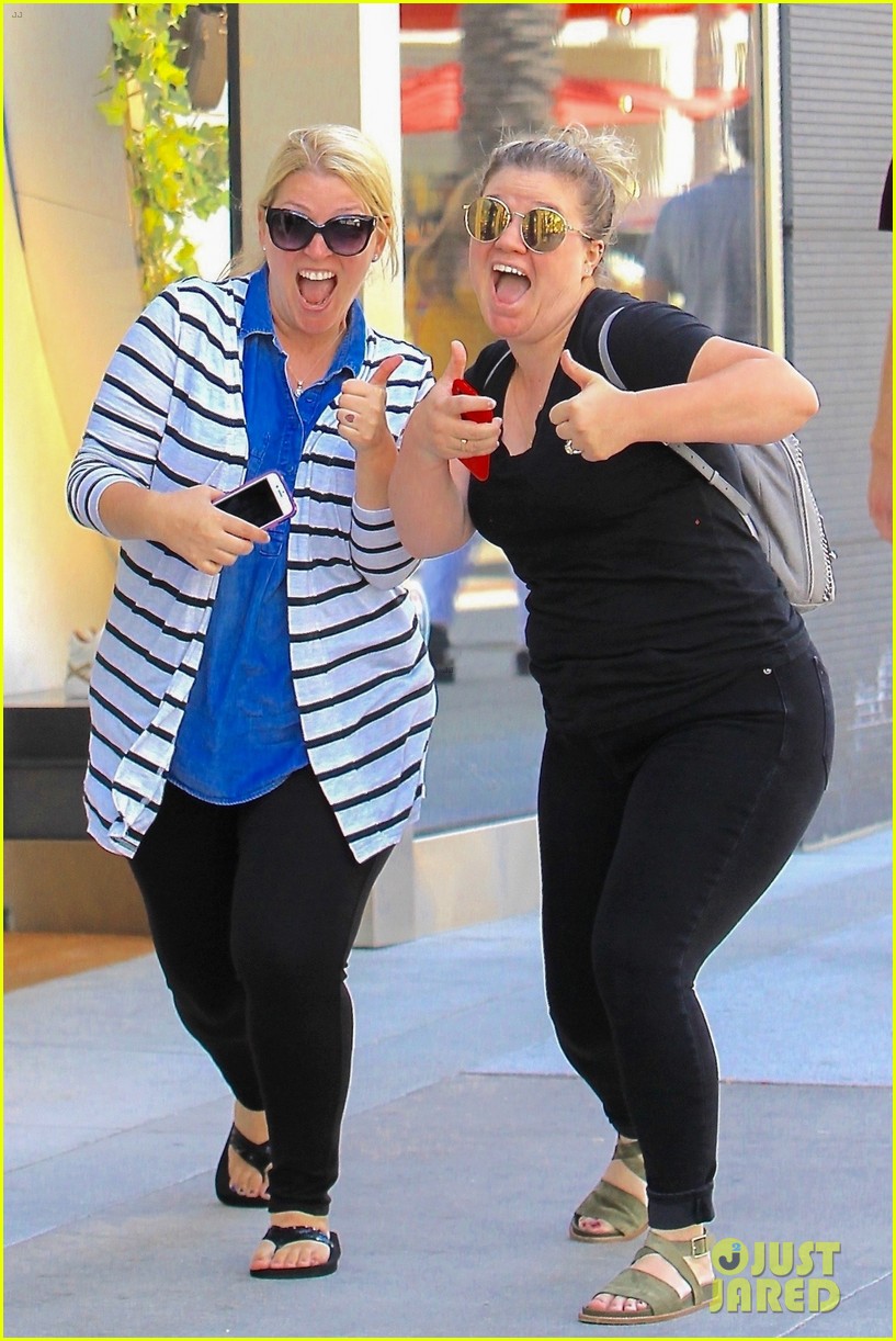Kelly Clarkson Has Fun with Photographers in Beverly Hills!: Photo 3934842  | Kelly Clarkson Pictures | Just Jared