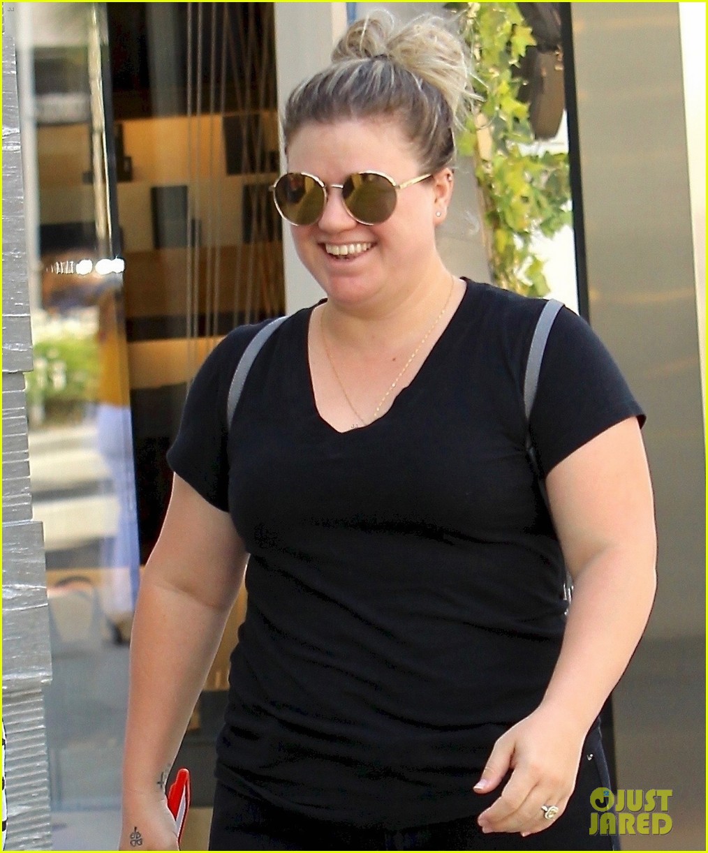 Kelly Clarkson Has Fun with Photographers in Beverly Hills!: Photo 3934843  | Kelly Clarkson Pictures | Just Jared