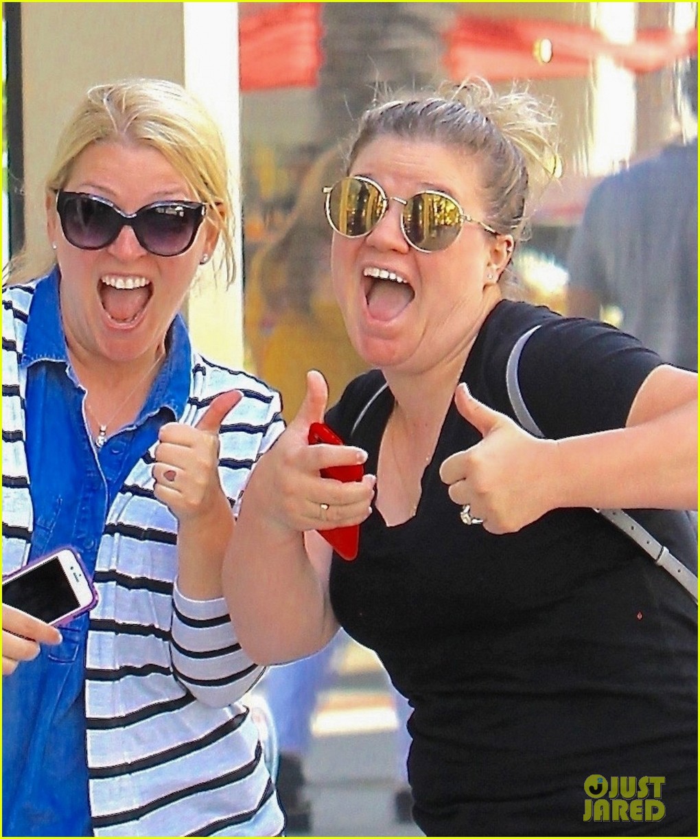 Kelly Clarkson Has Fun with Photographers in Beverly Hills!: Photo 3934845  | Kelly Clarkson Pictures | Just Jared