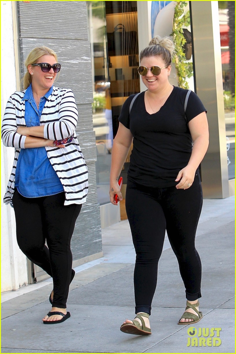 Kelly Clarkson Has Fun with Photographers in Beverly Hills!: Photo 3934846  | Kelly Clarkson Pictures | Just Jared