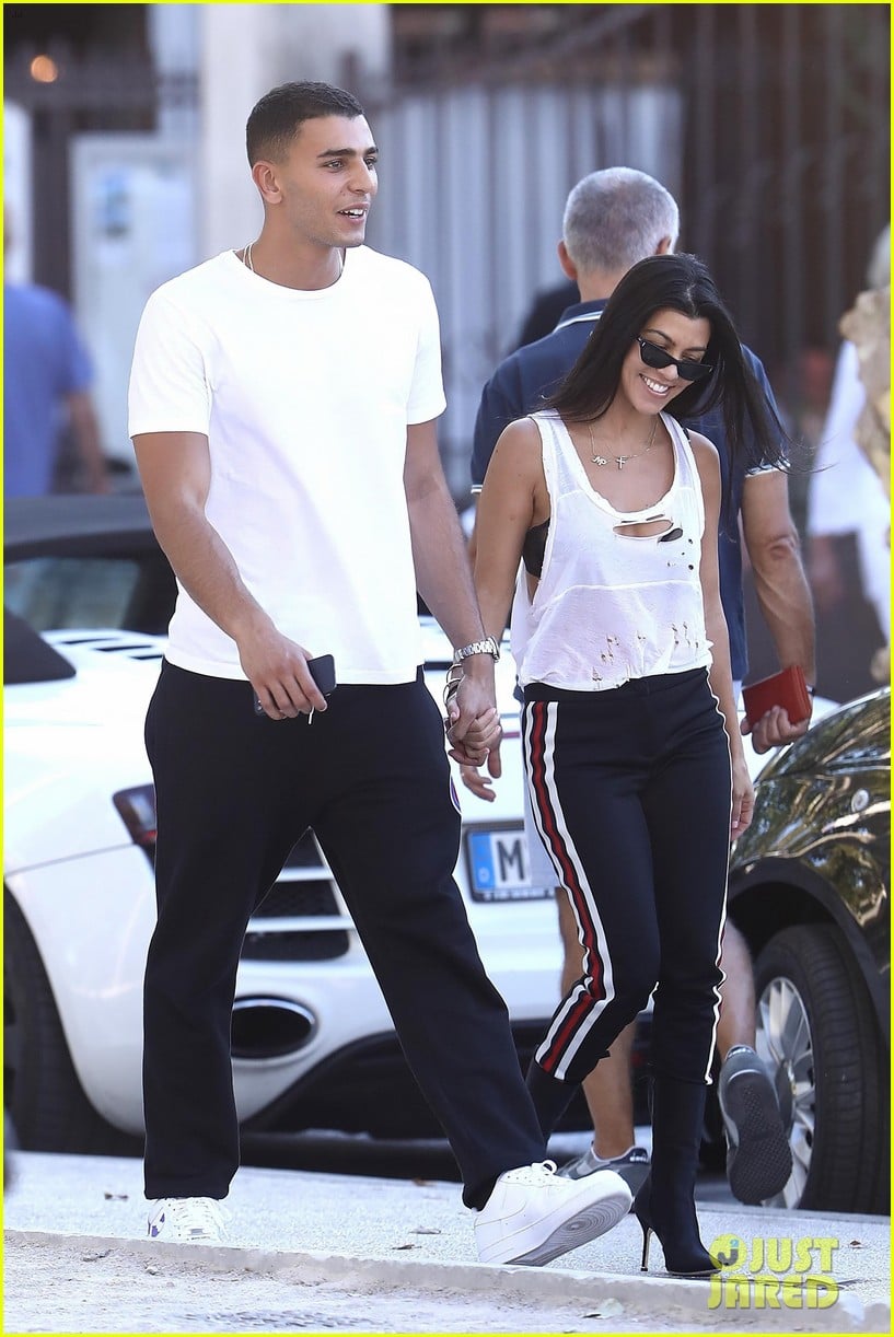 Photo: kourtney kardashian boyfriend younes bendjima hold hands in st