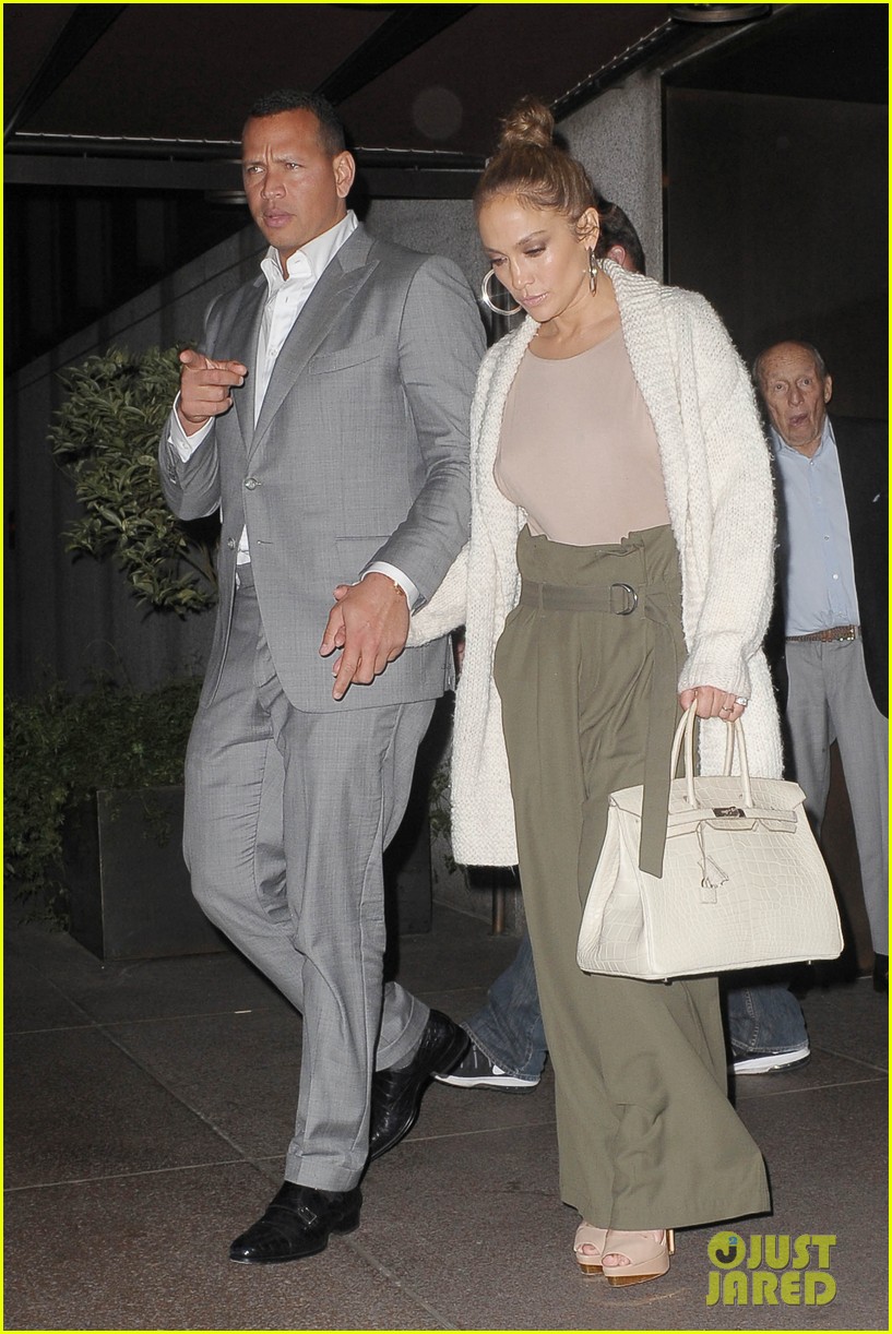 Jennifer Lopez Helps Alex Rodriguez Celebrate His Birthday! Photo(01)