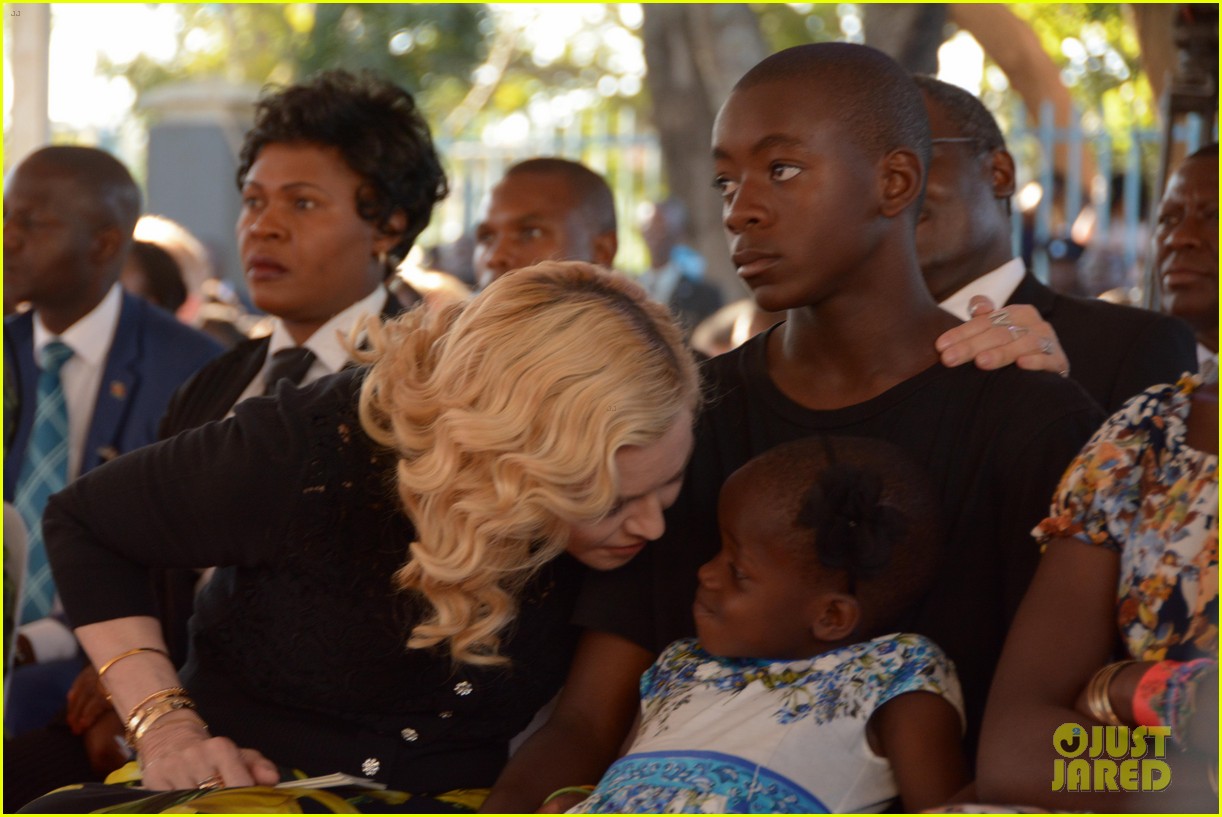 Madonna & Her Kids Open Children's Hospital in Malawi Photo 3926844(02)