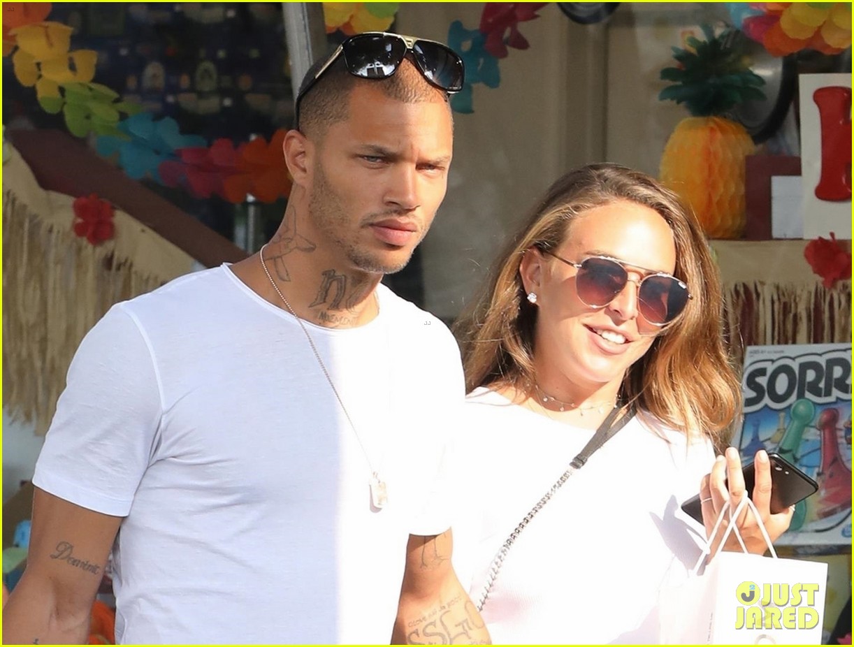 ‘Hot Felon’ Jeremy Meeks & Chloe Green Share a Kiss While Shopping at