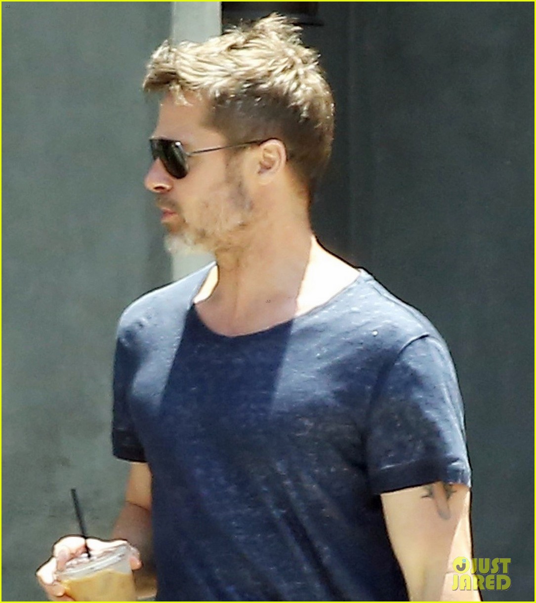 Brad Pitt Sips on Iced Coffee After Lunch with Friends Photo 3924468