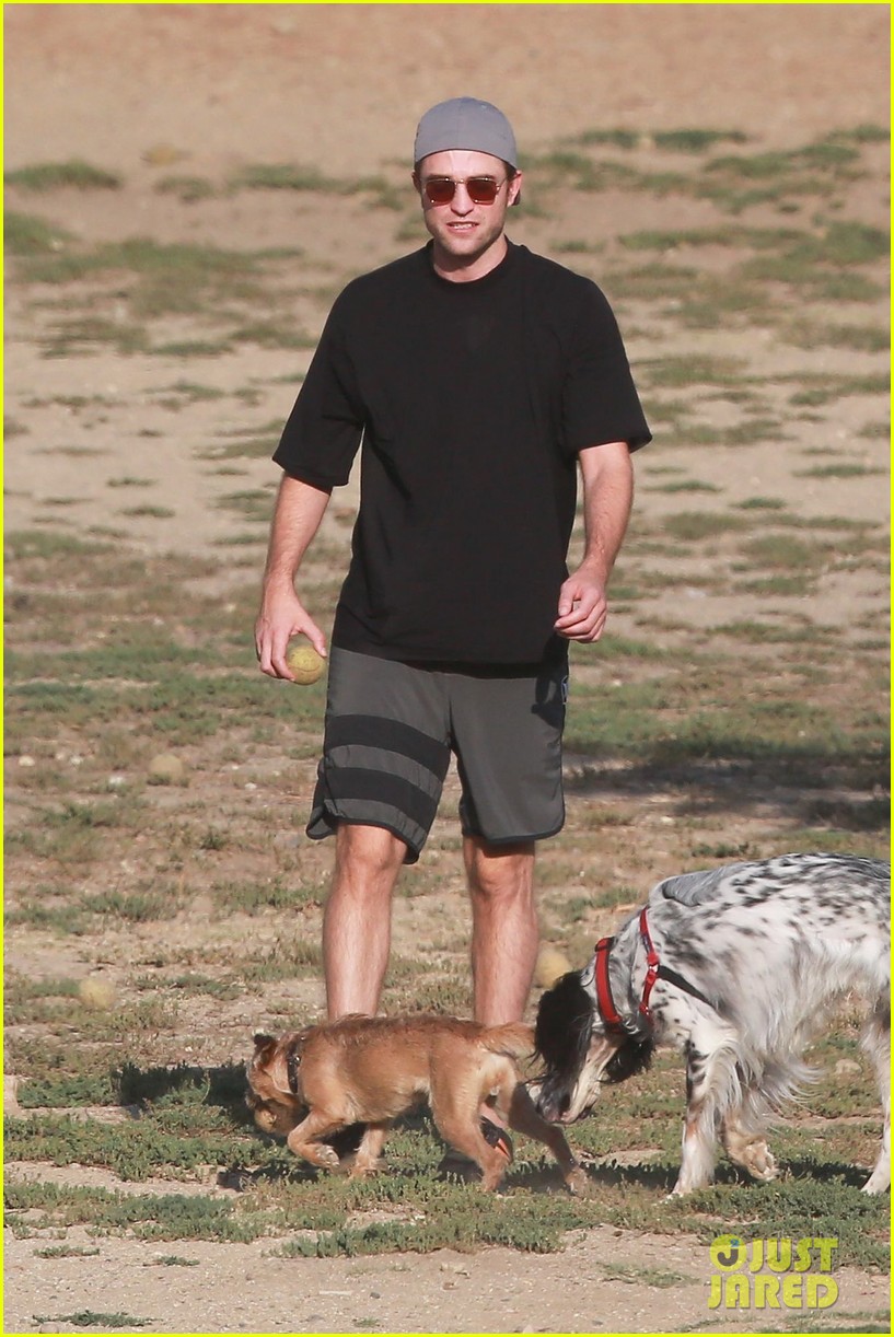 Robert Pattinson Adorably Plays Fetch With FKA Twigs' Dog Photo(01)