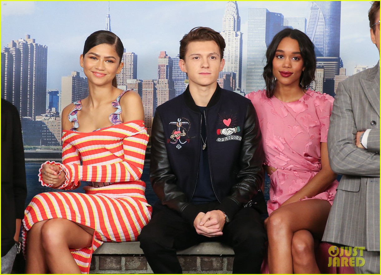 'Spider-Man' Stars Tom Holland & Zendaya Are Dating (Report): Photo