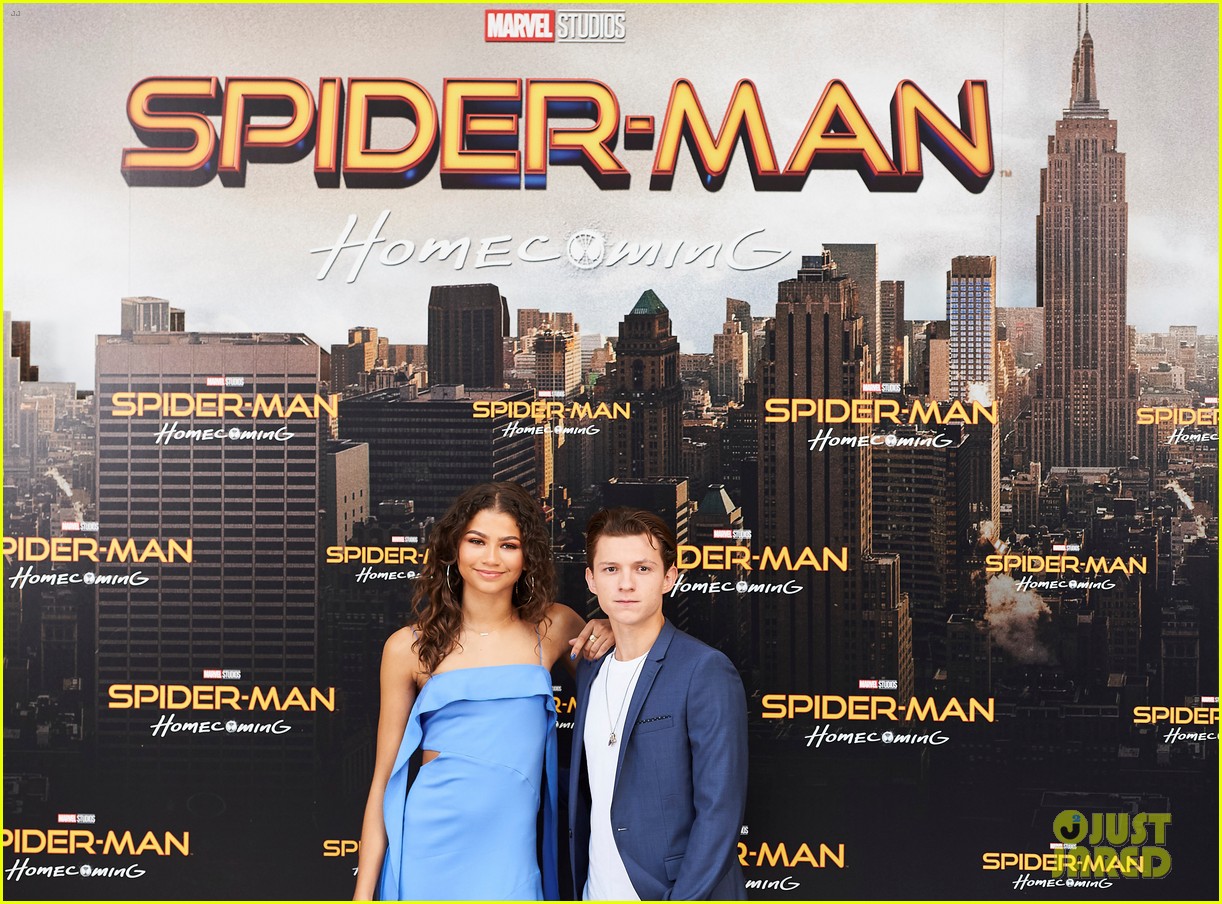 'Spider-Man' Stars Tom Holland & Zendaya Are Dating (Report): Photo