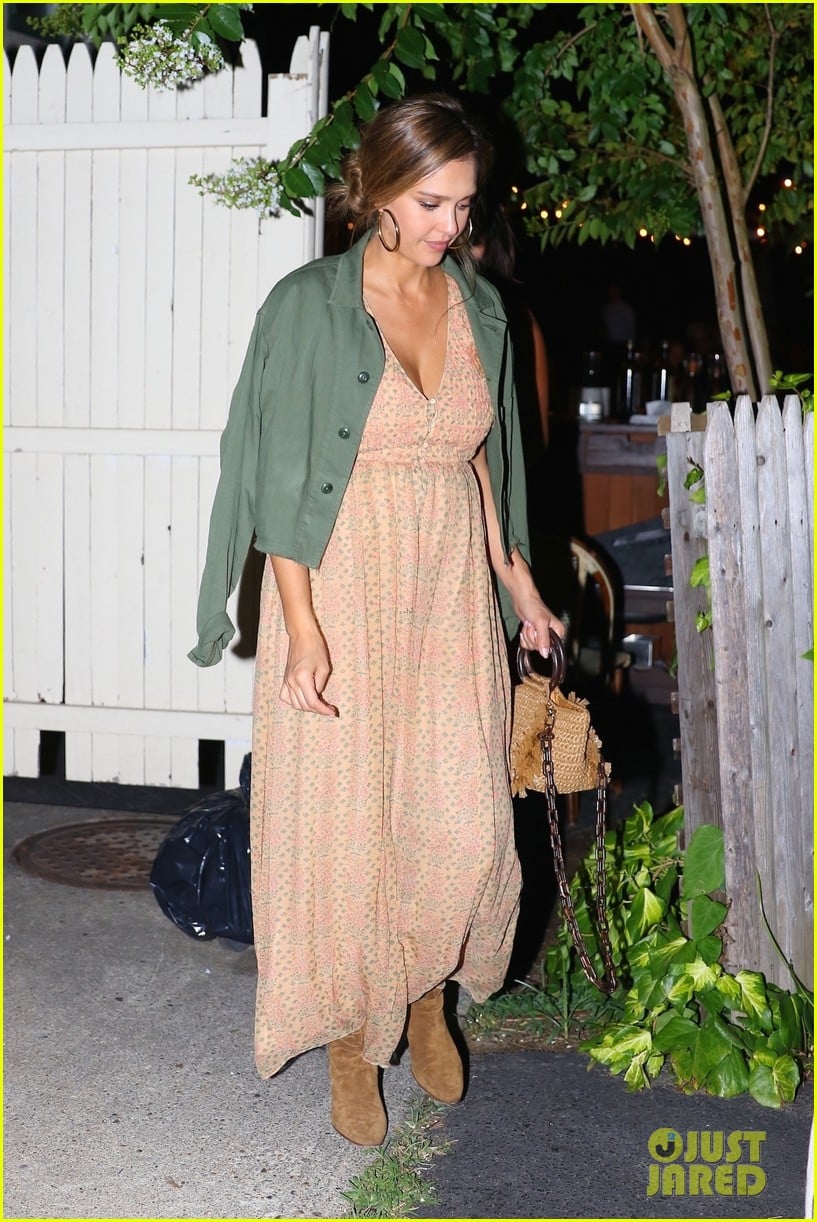 Pregnant Jessica Alba Dines Out in the Hamptons: Photo 3938844