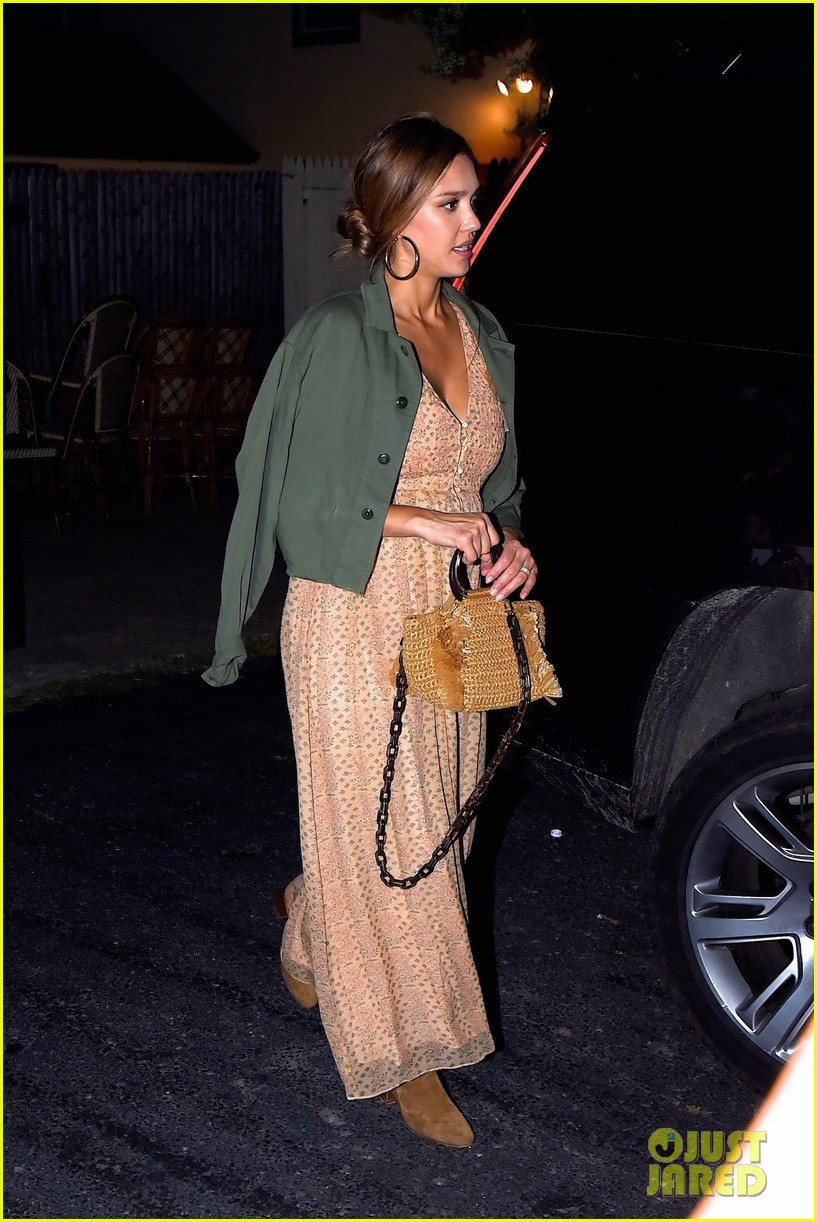 Pregnant Jessica Alba Dines Out in the Hamptons: Photo 3938846