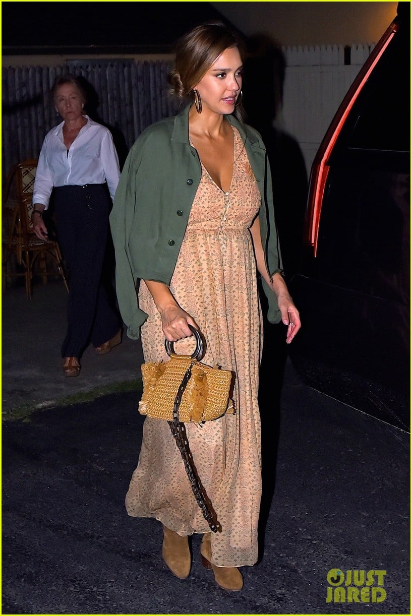 Pregnant Jessica Alba Dines Out in the Hamptons: Photo 3938848