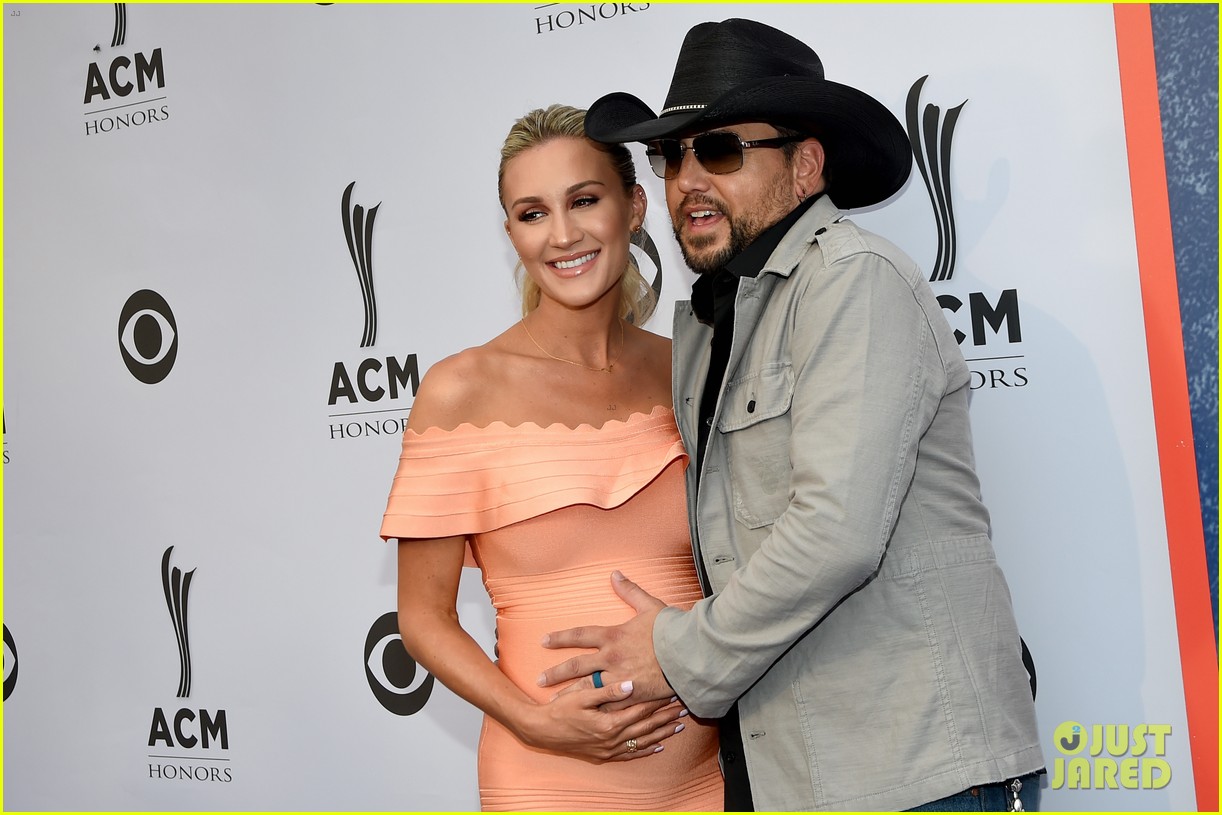 jason aldean pregnant wife brittany kerr attend acm honors 2017 05