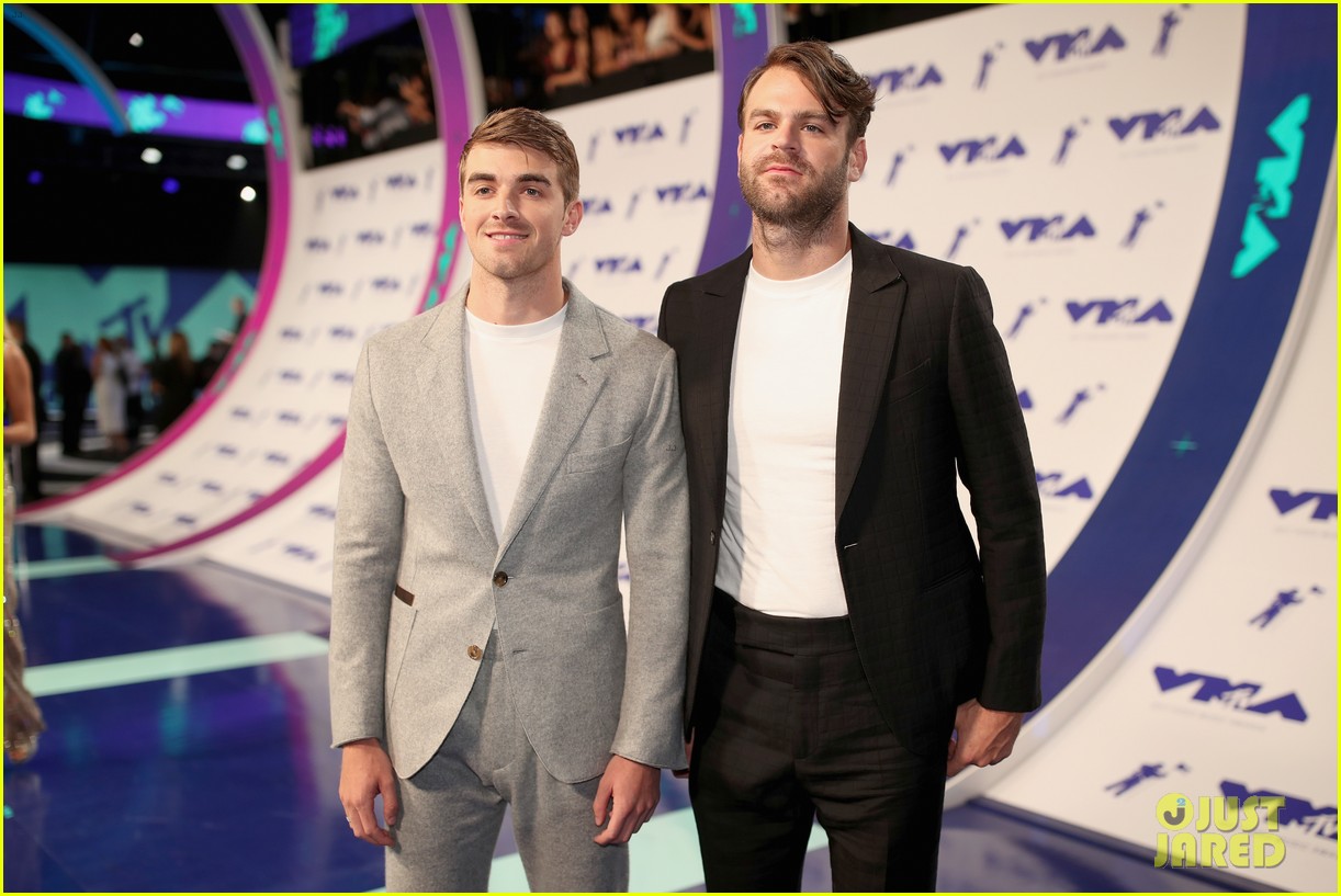 The Chainsmokers Look Dapper on MTV VMAs 2017 Red Carpet Photo 3946869