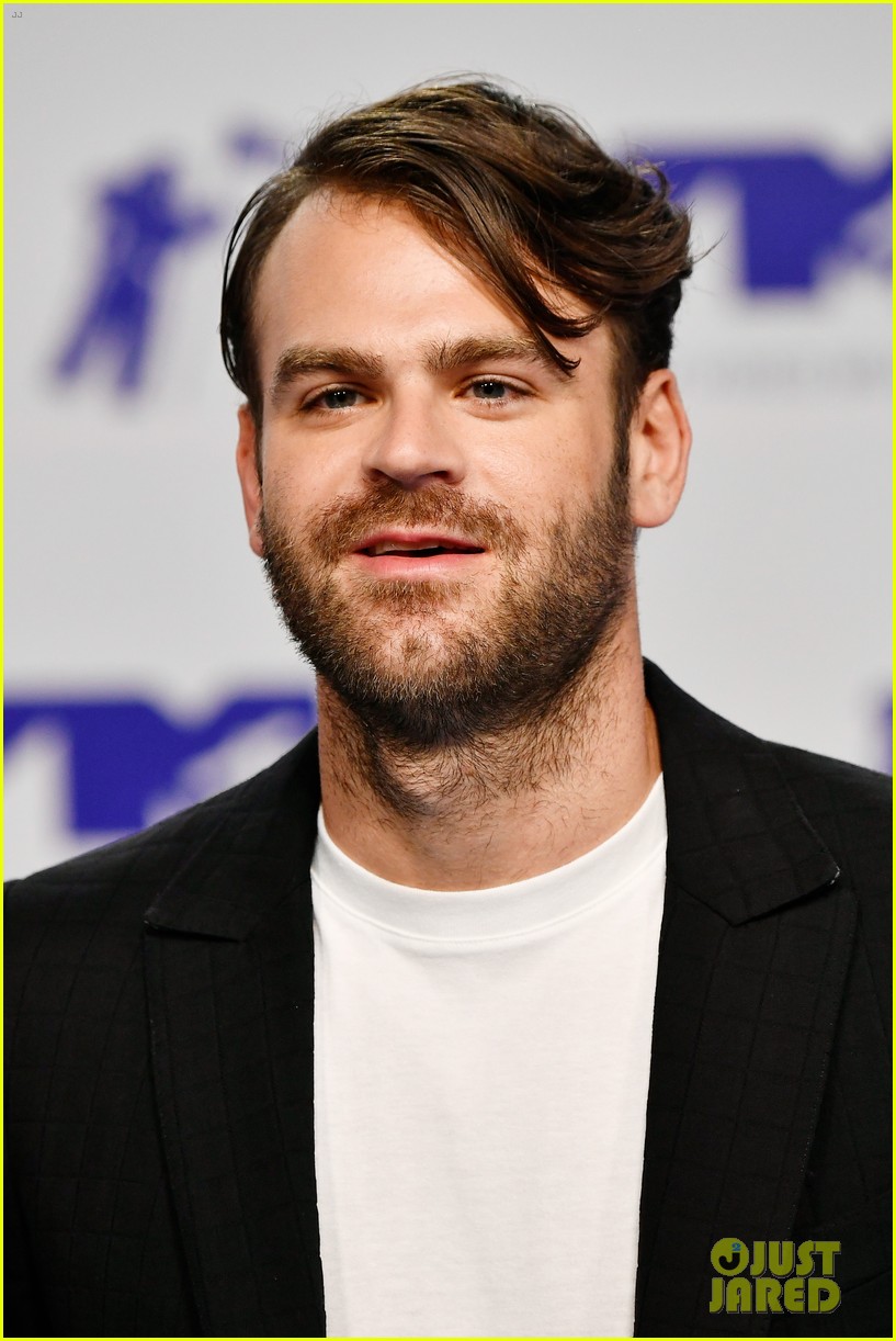 The Chainsmokers Look Dapper on MTV VMAs 2017 Red Carpet Photo 3946870