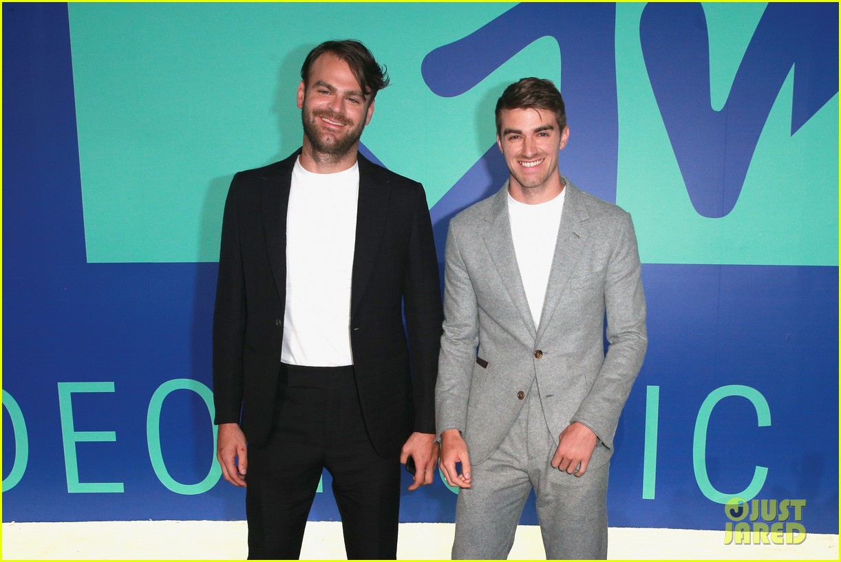 The Chainsmokers Look Dapper on MTV VMAs 2017 Red Carpet Photo 3946872