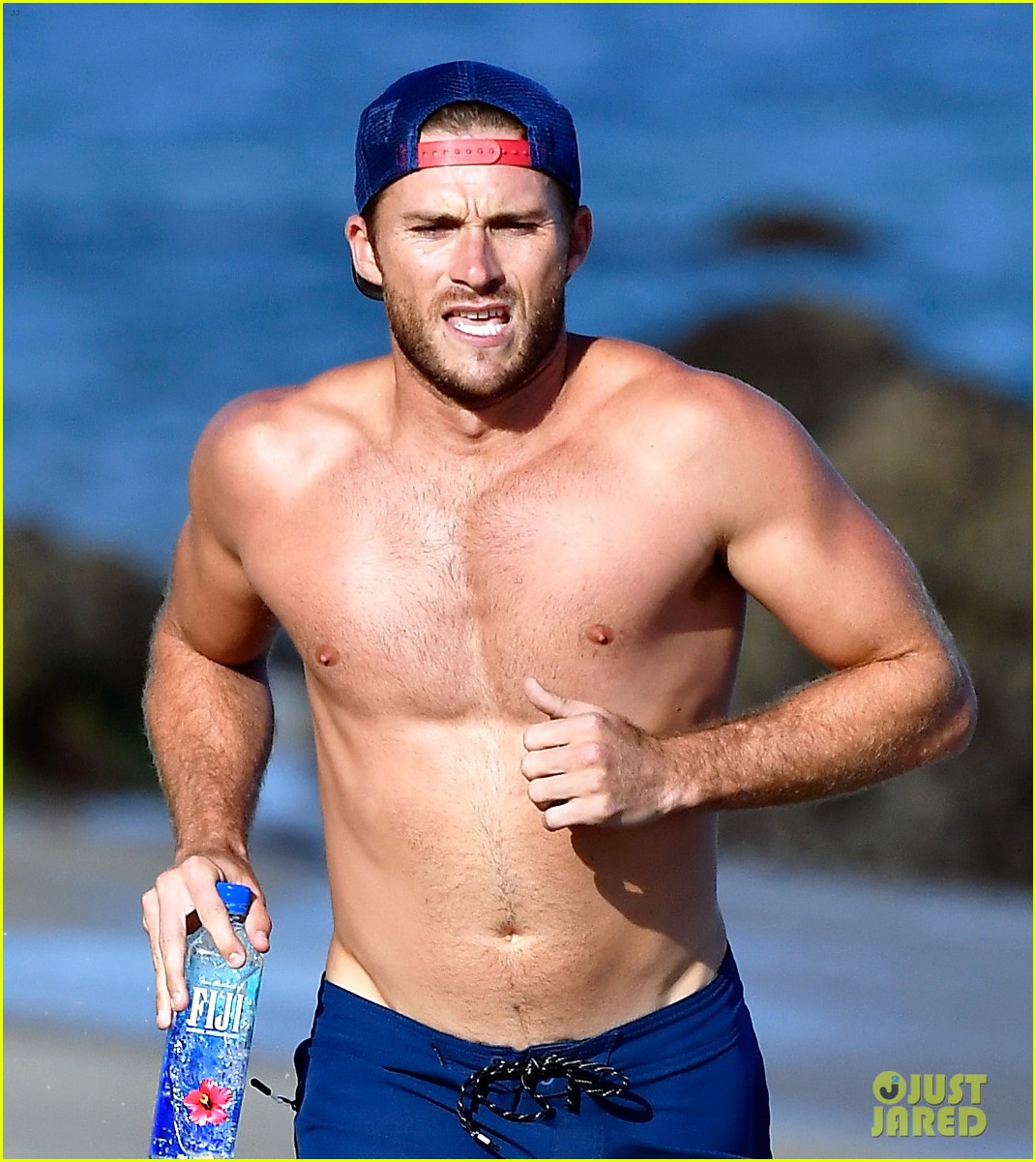 Scott Eastwood Goes Shirtless for a Run Along the Beach! Photo 3940568