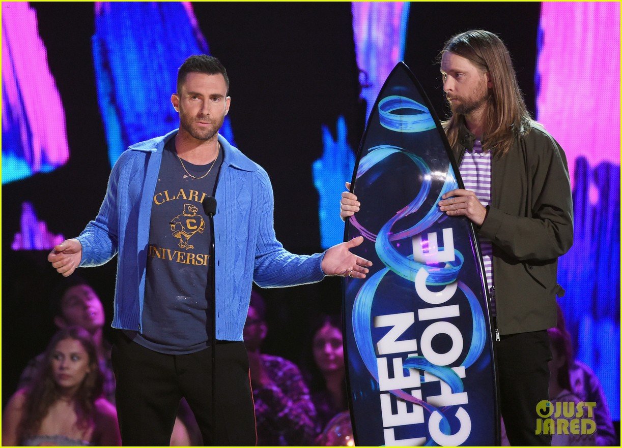 Adam Levine & Maroon 5 Accept Decade Award at 2017 Teen Choice Awards
