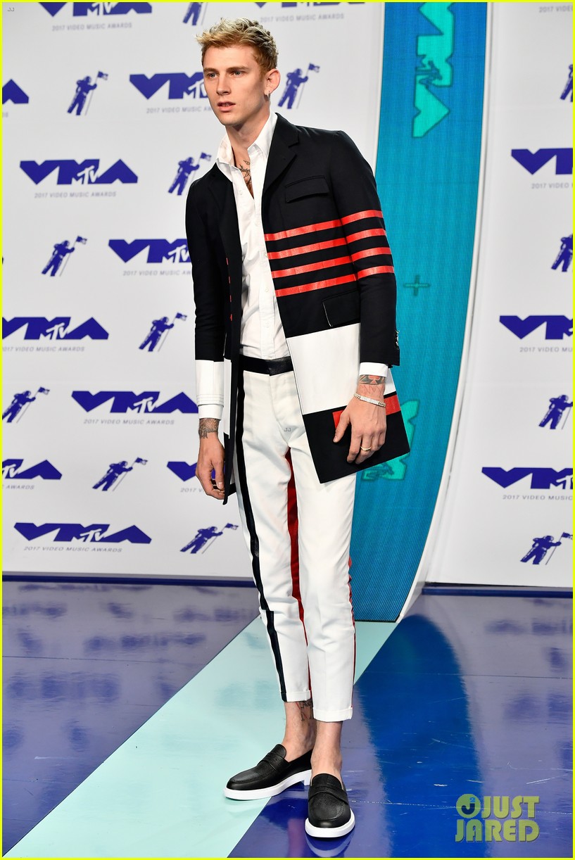 Machine Gun Kelly & G-Eazy Look Sharp & Sophisticated on MTV VMAs 2017 ...