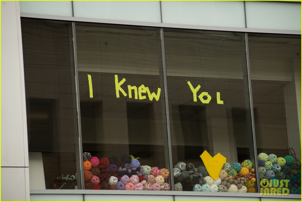 Taylor Swift Sends Flowers to Company Sharing PostIt Messages in