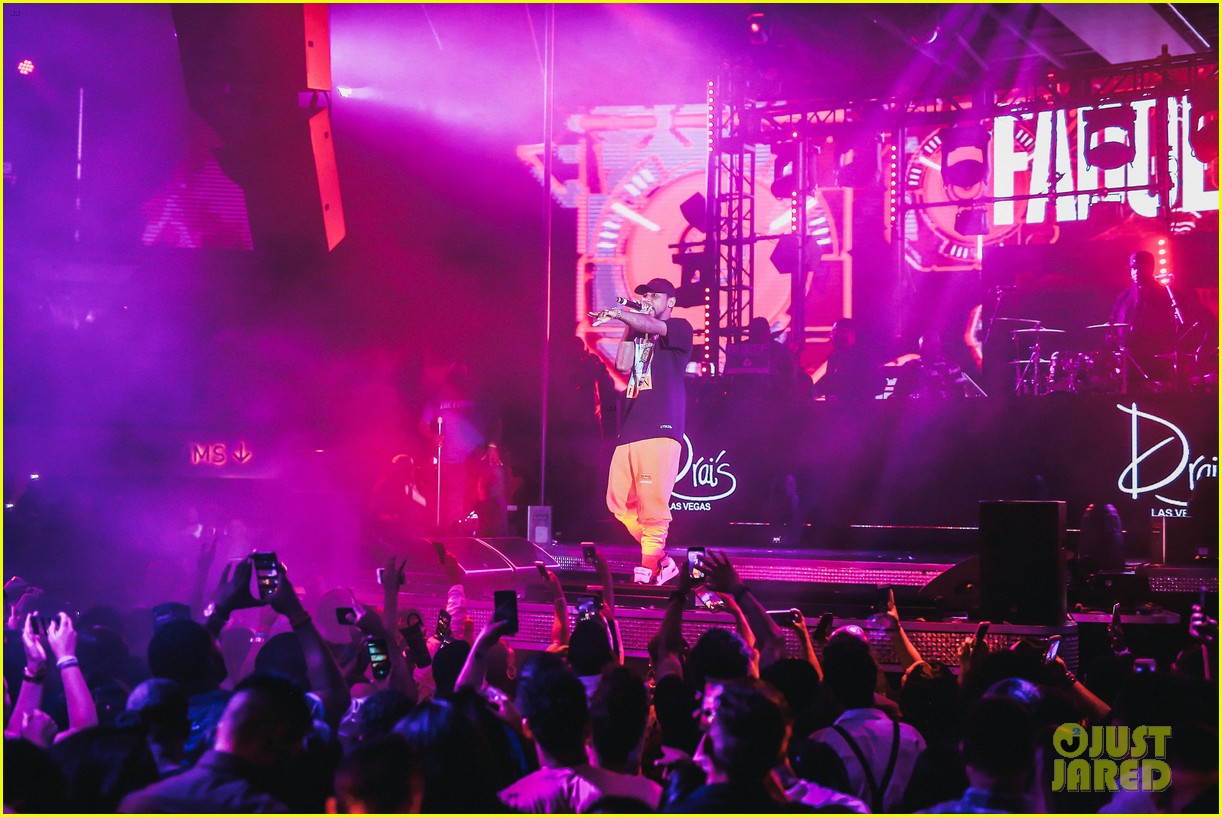 The Weeknd Checks Out a Concert With Friends in Las Vegas! Photo