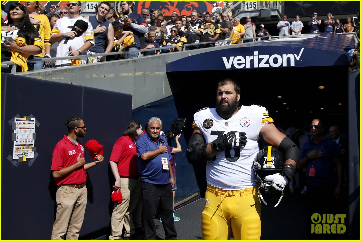 Steelers' Alejandro Villanueva Says He 'Made a Mistake' By Standing