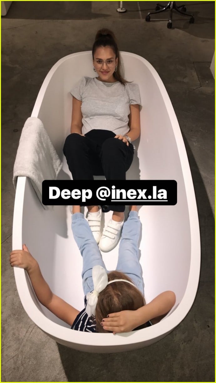 Photo pregnant jessica alba and family go bathtub shopping 19 Photo