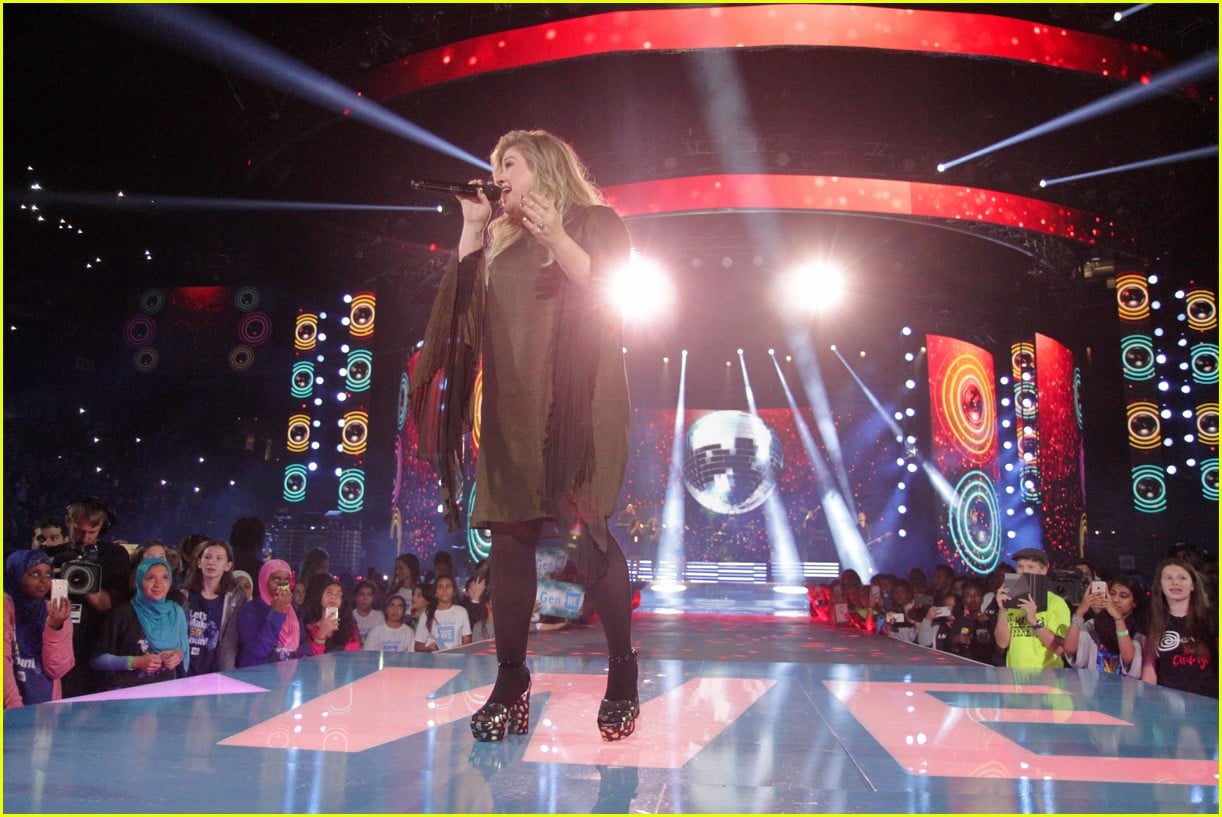 Kelly Clarkson & Vanessa Hudgens Inspire Youth at WE Day 2017: Photo