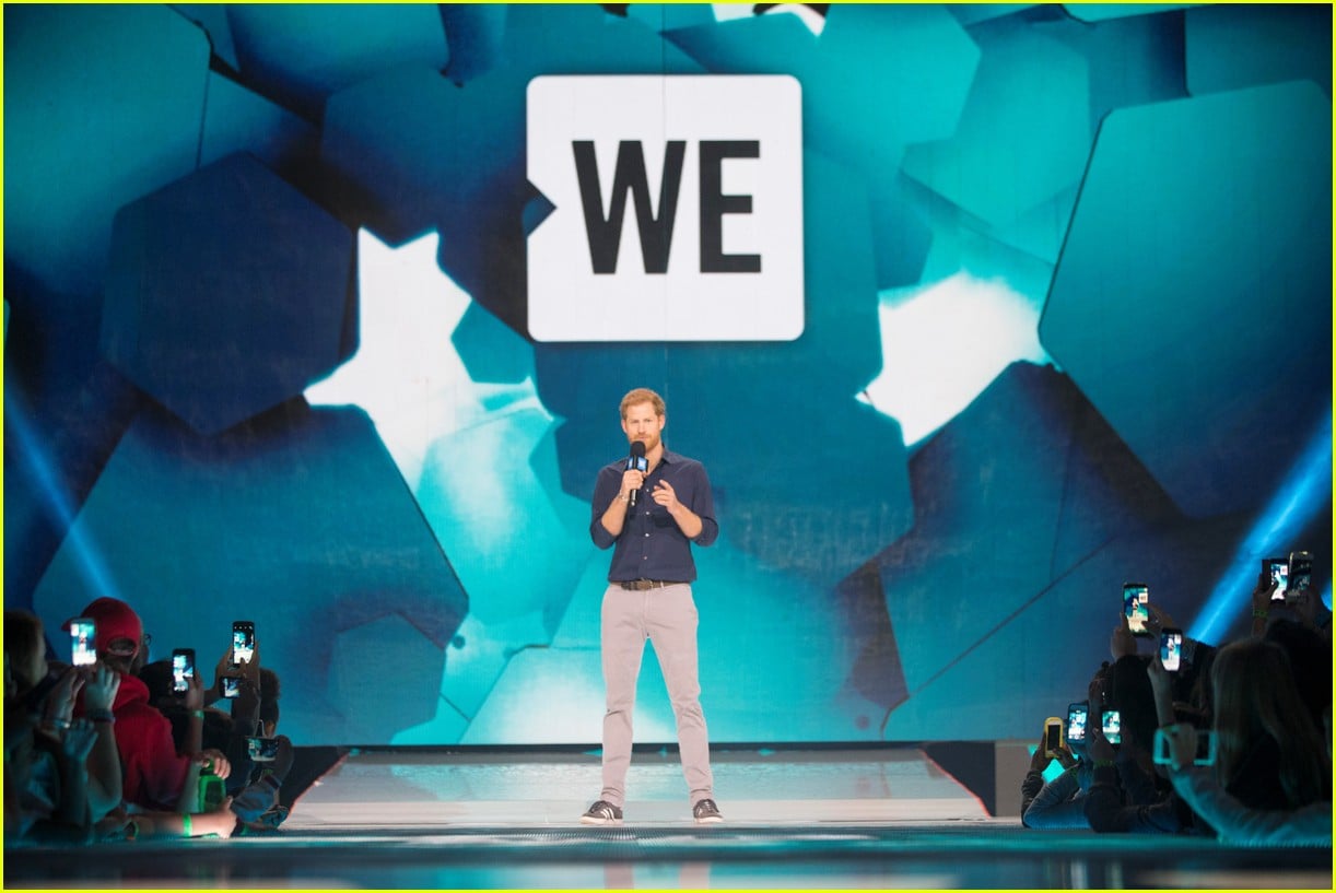 Kelly Clarkson & Vanessa Hudgens Inspire Youth at WE Day 2017: Photo